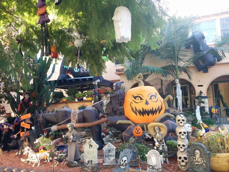Illustration for article titled Halloween Decorations From a Few Neighborhoods